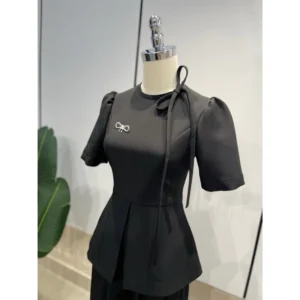Set áo peplum và quần ống rộng - L161 Chất liệu: vải tuypsy mềm mát, không nhăn không xù, không co dãn. áo được may 2 lớp, chuẩn form, đường kim mũi chỉ chỉnh chu nàng diện vừa tôn dáng mà lên hình lại xinh lung linh. Áo có thiết kế khoá sau, quần ống rộng giúp che khuyết điểm, form dáng thiết kế ôm trọn đường cong, tôn dáng và lên form cực đỉnh ạ . - Màu sắc: đen, trắng kem Thông số: - Size S: V2